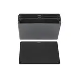 Combekk, Nederlands design  gietijzeren pannen uit gerecycled materiaal. Combekk zwart houder en zwart 4 geperst houten snijplanken met houder Combekk 596403bls