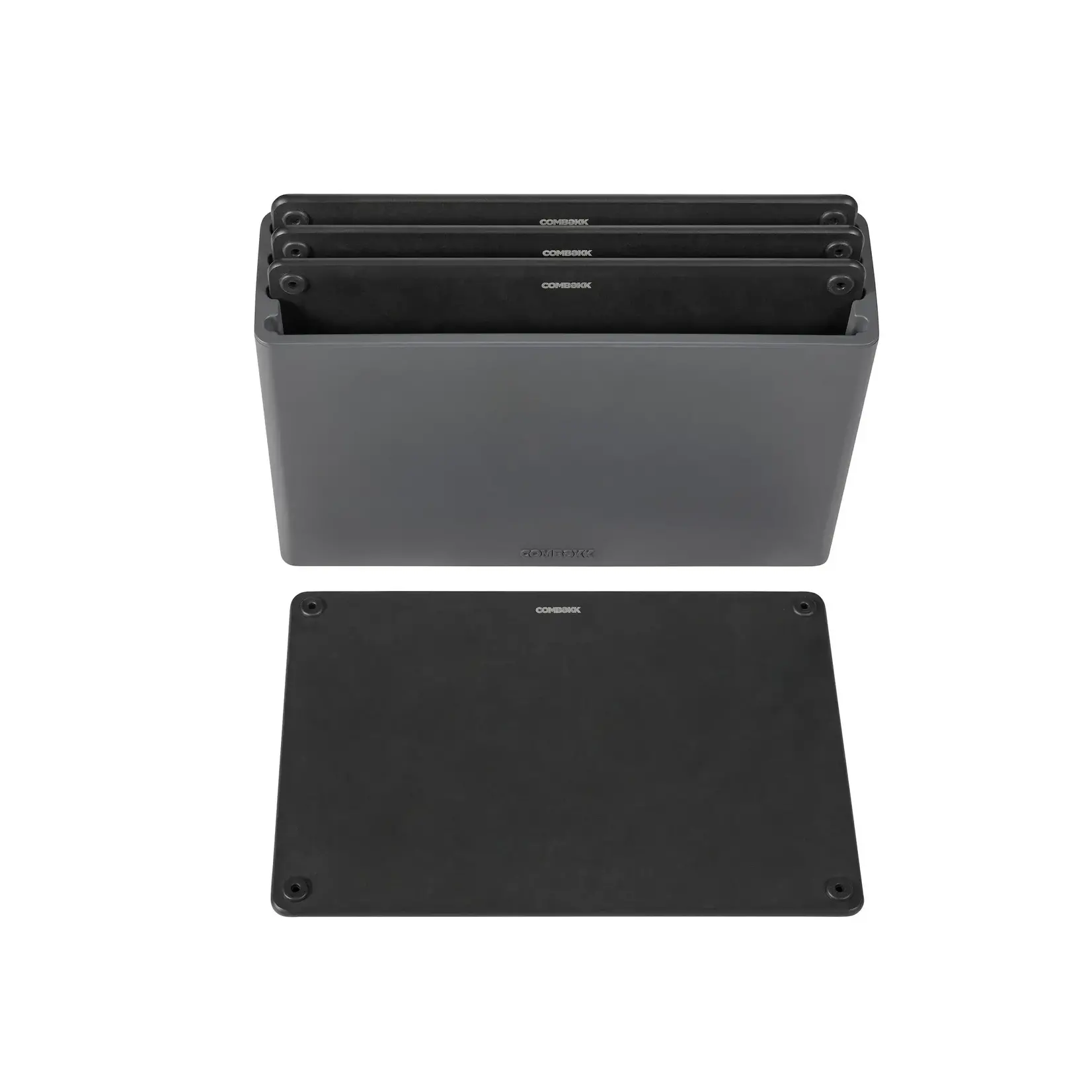 Combekk, Nederlands design  gietijzeren pannen uit gerecycled materiaal. Combekk zwart houder en zwart 4 geperst houten snijplanken met houder Combekk 596403bls