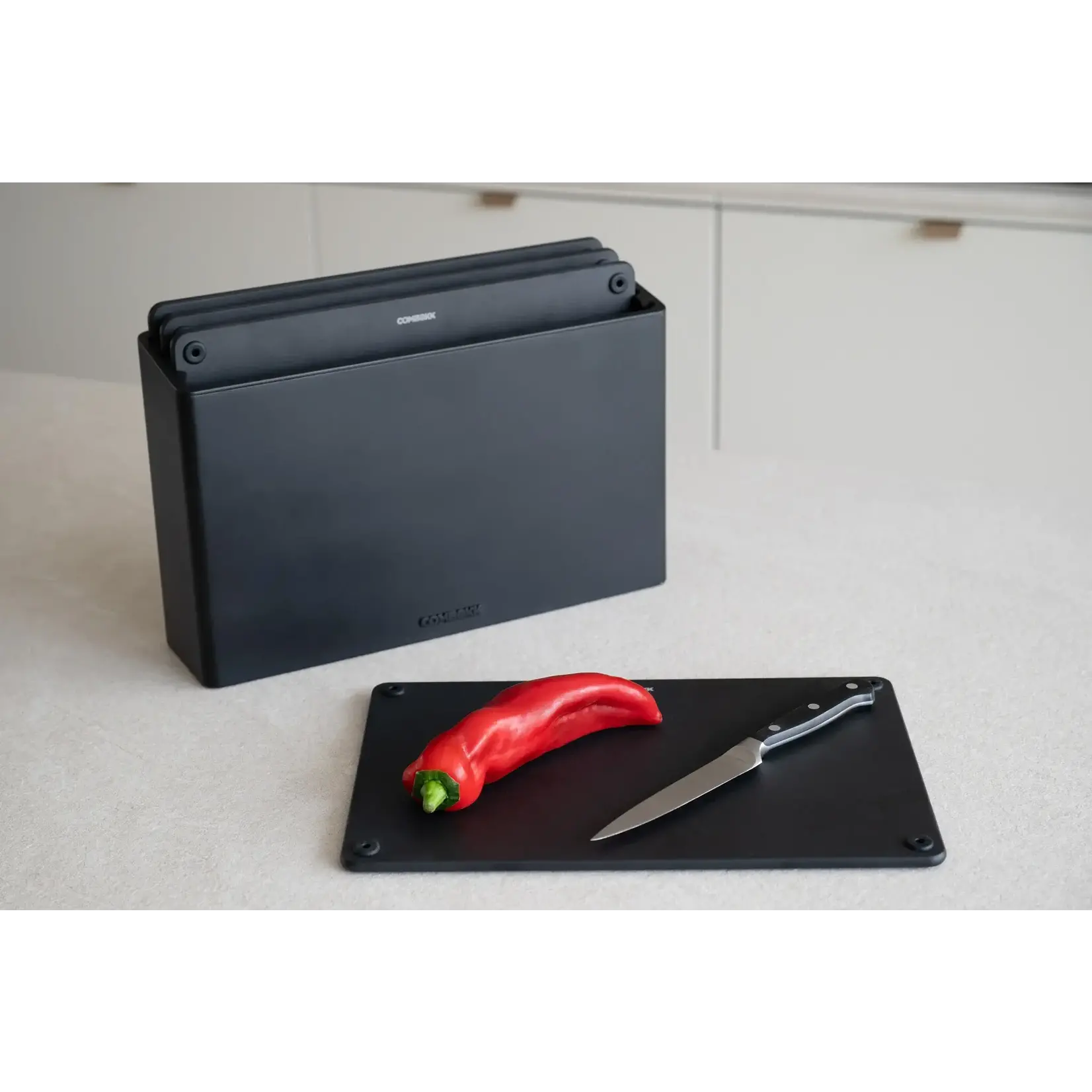 Combekk, Nederlands design  gietijzeren pannen uit gerecycled materiaal. Combekk zwart houder en zwart 4 geperst houten snijplanken met houder Combekk 596403bls