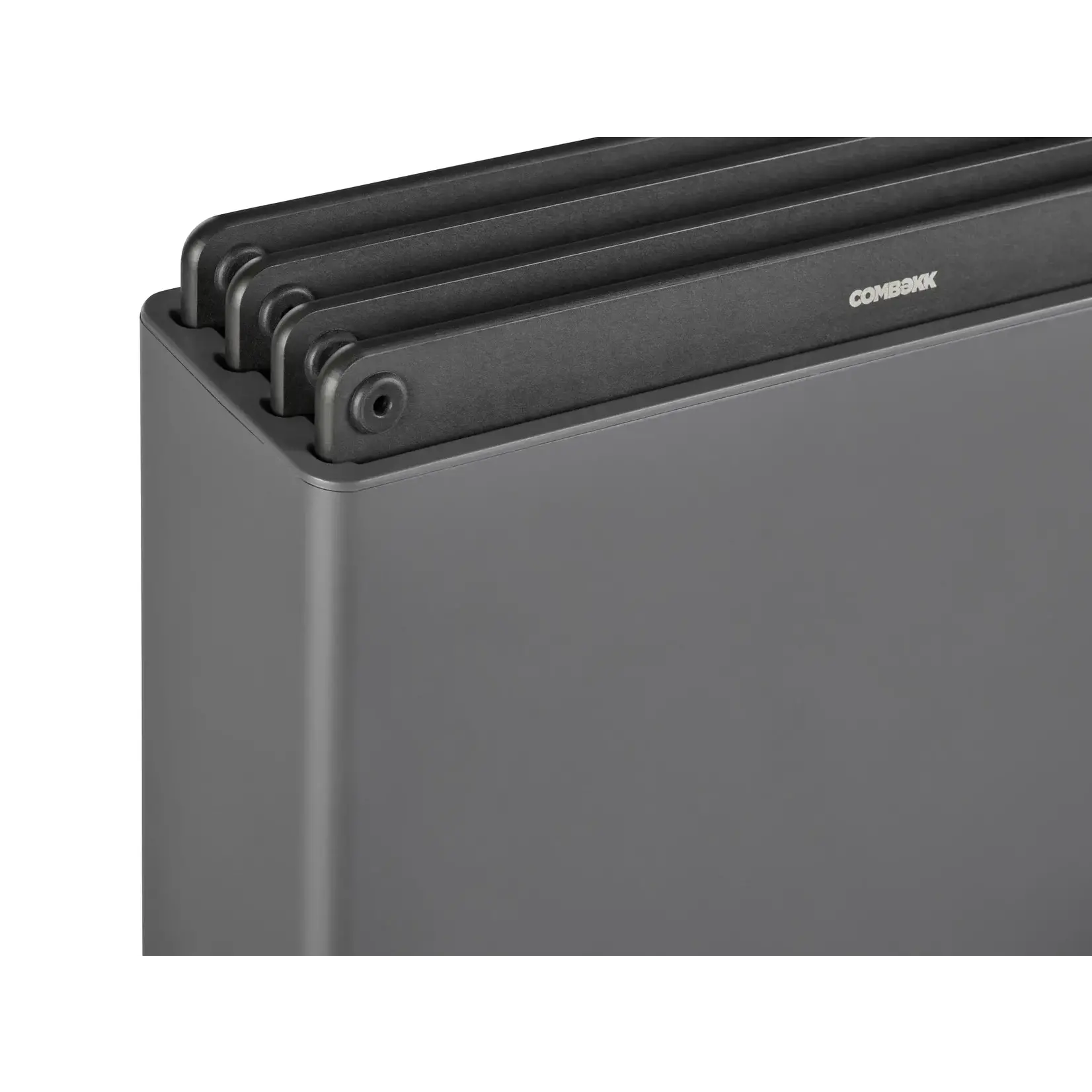 Combekk, Nederlands design  gietijzeren pannen uit gerecycled materiaal. Combekk zwart houder en zwart 4 geperst houten snijplanken met houder Combekk 596403bls