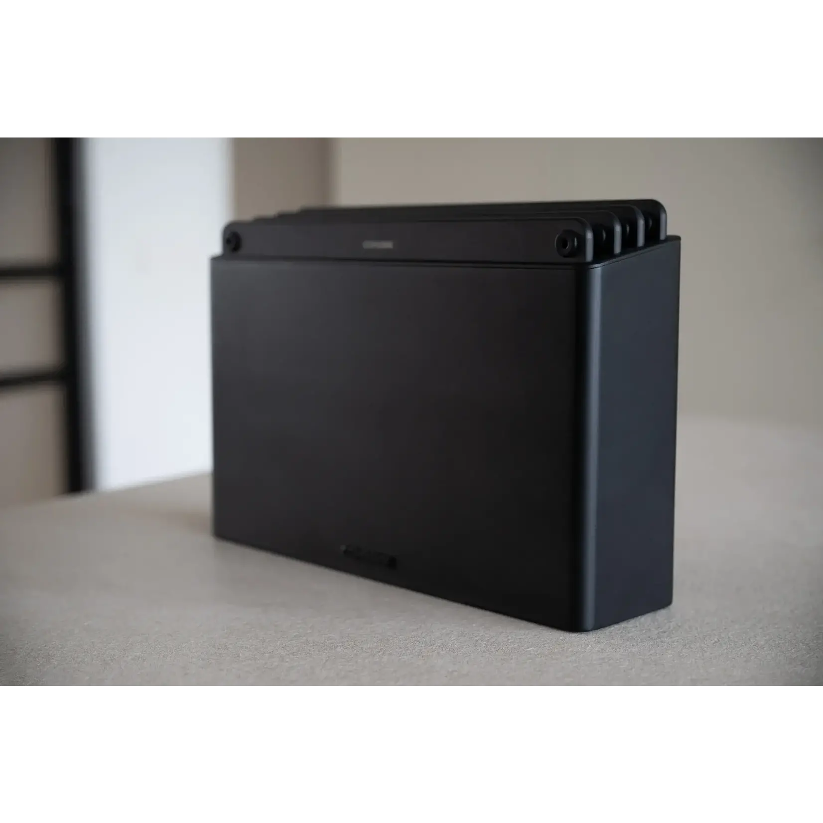 Combekk, Nederlands design  gietijzeren pannen uit gerecycled materiaal. Combekk zwart houder en zwart 4 geperst houten snijplanken met houder Combekk 596403bls