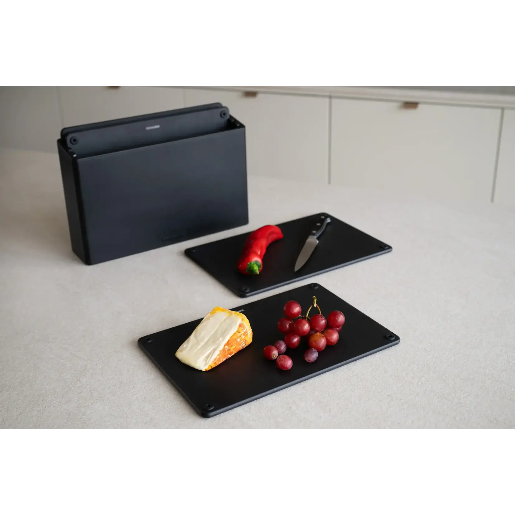 Combekk, Nederlands design  gietijzeren pannen uit gerecycled materiaal. Combekk zwart houder en zwart 4 geperst houten snijplanken met houder Combekk 596403bls