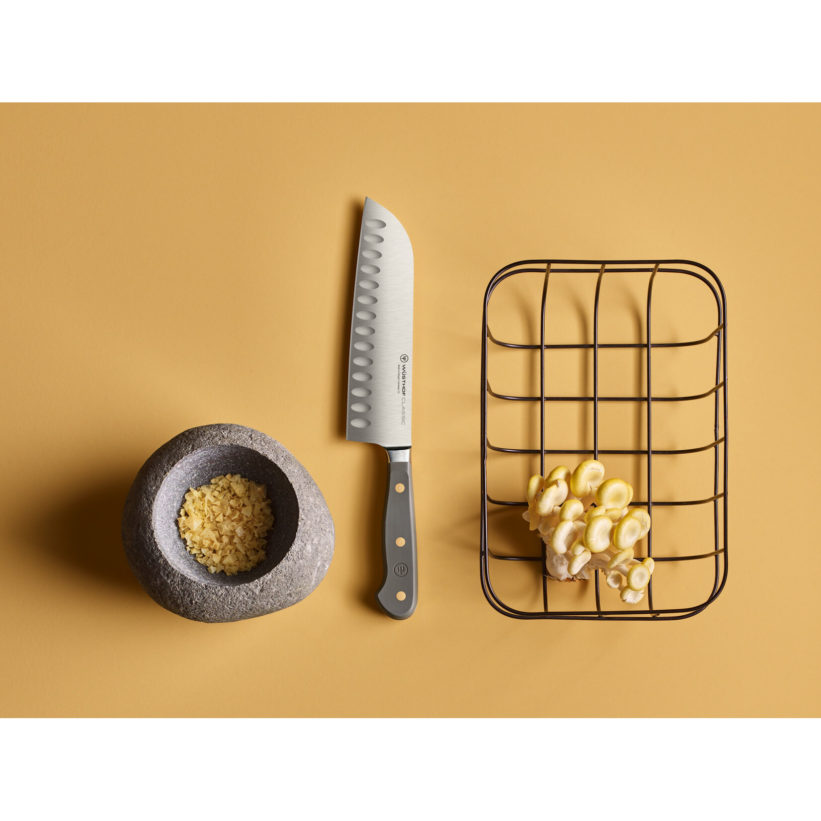 Wüsthof, messen uit Solingen gemaakt onder leiding van de 5e generatie familie Wusthof 17 cm Santoku mes Wusthof Classic Velvet Oyster Santokumes 17 cm Classic Colour Wusthof 1061731317