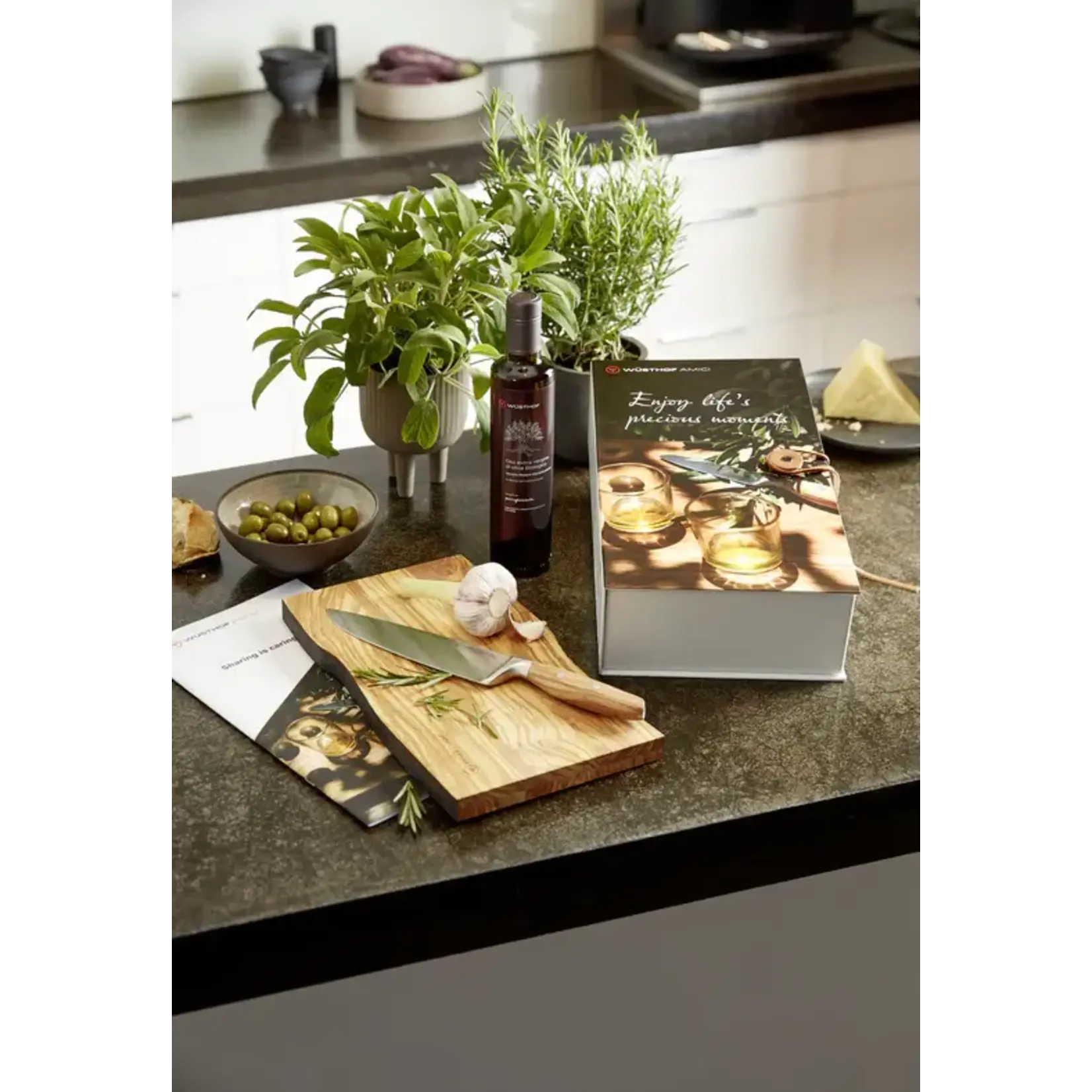 Wüsthof, messen uit Solingen gemaakt onder leiding van de 5e generatie familie Wusthof Geschenkset Wusthof Amici koksmes 20 met een schitterende plank en Amici olijfolie Wusthof 1101360301