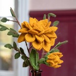 Fairmade Fairtrade voor Sjaal met Verhaal Sjaal met verhaal Bloem Dahlia XL Okergeel handmade fairmade in Nepal