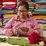 Sjaal met Verhaal Sjaal met verhaal Bloem Dahlia XL Wijnrood handmade fairmade in Nepal