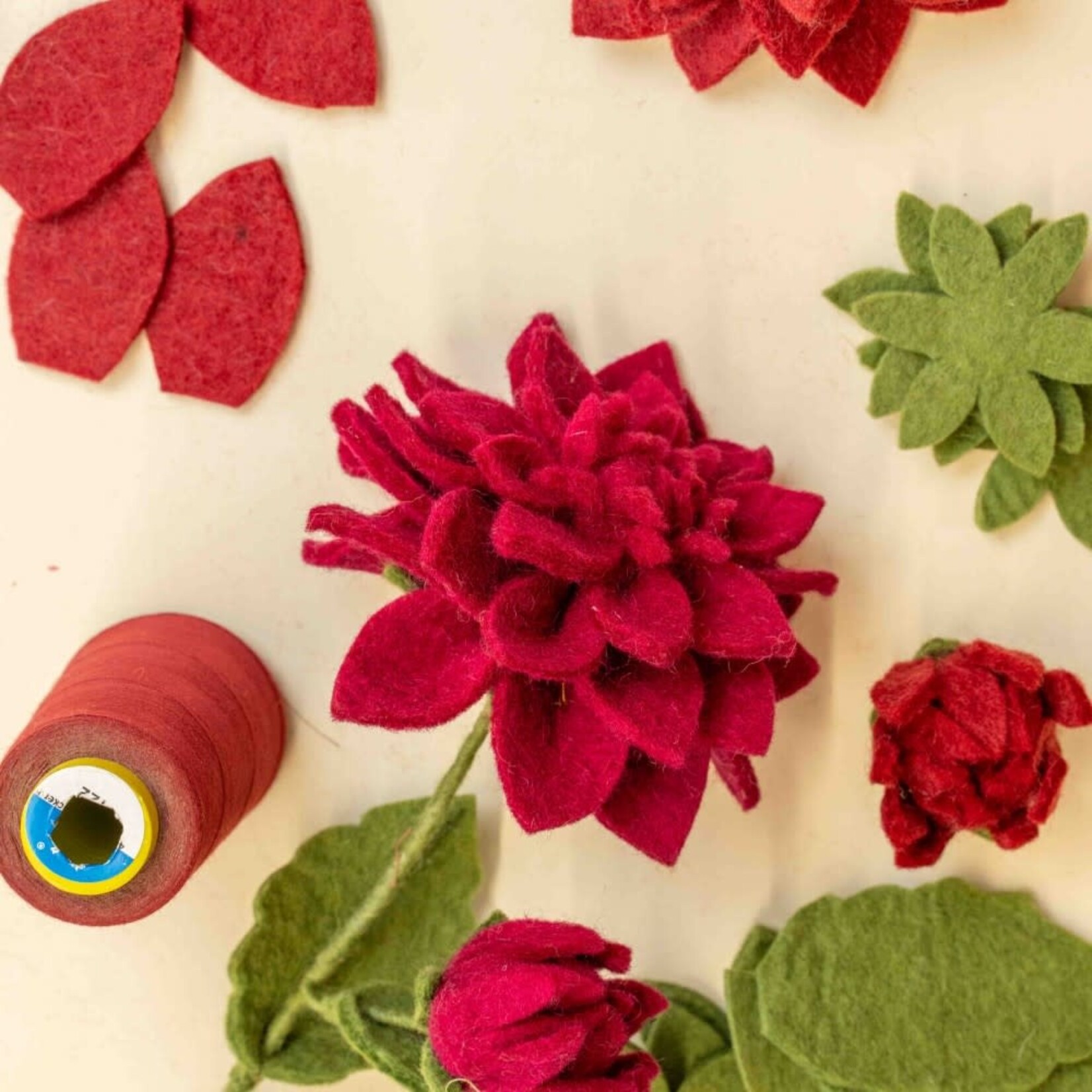 Sjaal met Verhaal Sjaal met verhaal Bloem Dahlia XL Wijnrood handmade fairmade in Nepal
