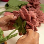 Fairmade Fairtrade voor Sjaal met Verhaal Sjaal met verhaal Bloem Dahlia XL 1 van 3 kleuren assorti handmade fairmade in Nepal