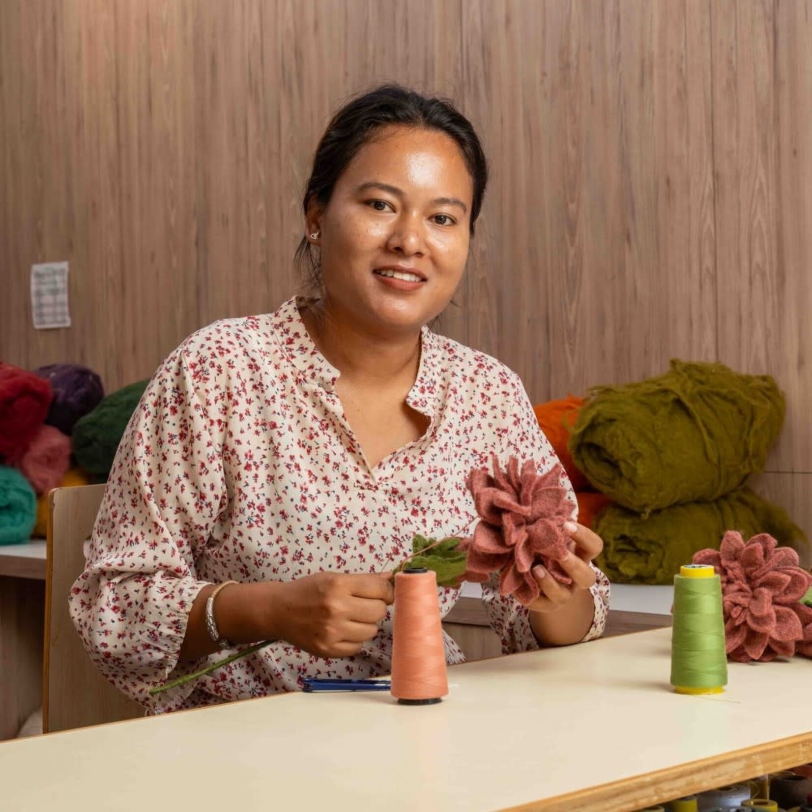 Sjaal met Verhaal Sjaal met verhaal Bloem Dahlia XL 1 van 3 kleuren assorti handmade fairmade in Nepal