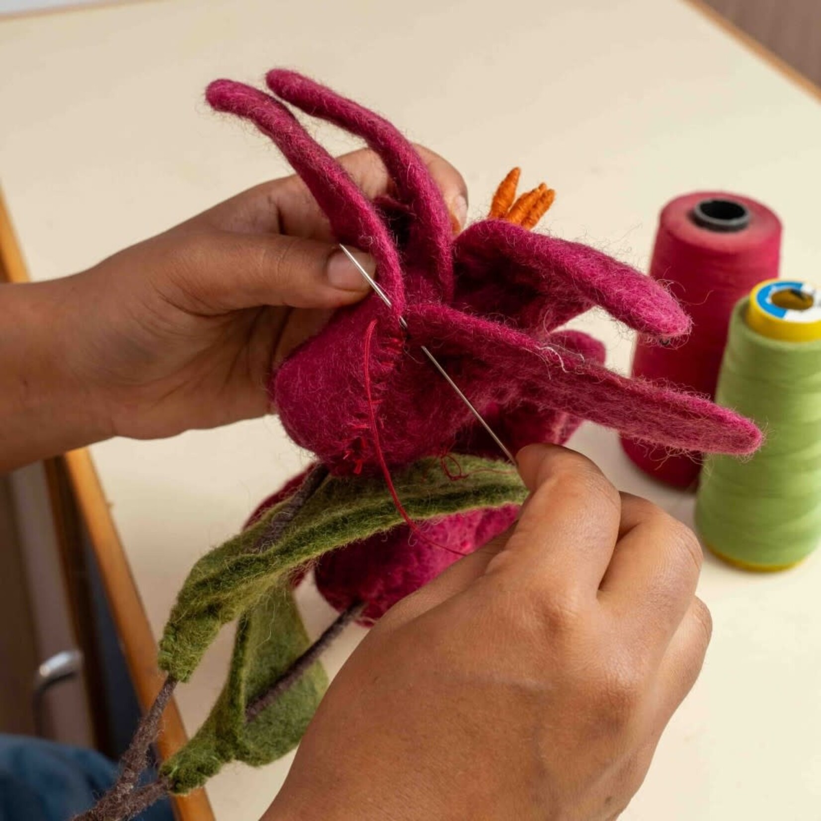 Fairmade Fairtrade Bloem Tak Lelie Burgundy steel met 2 bloemen handmade fairmade in Nepal