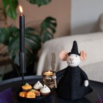 Sjaal met Verhaal Sjaal met verhaal Decoratie muis Heks met bezem Handmade Fairmade in Nepal