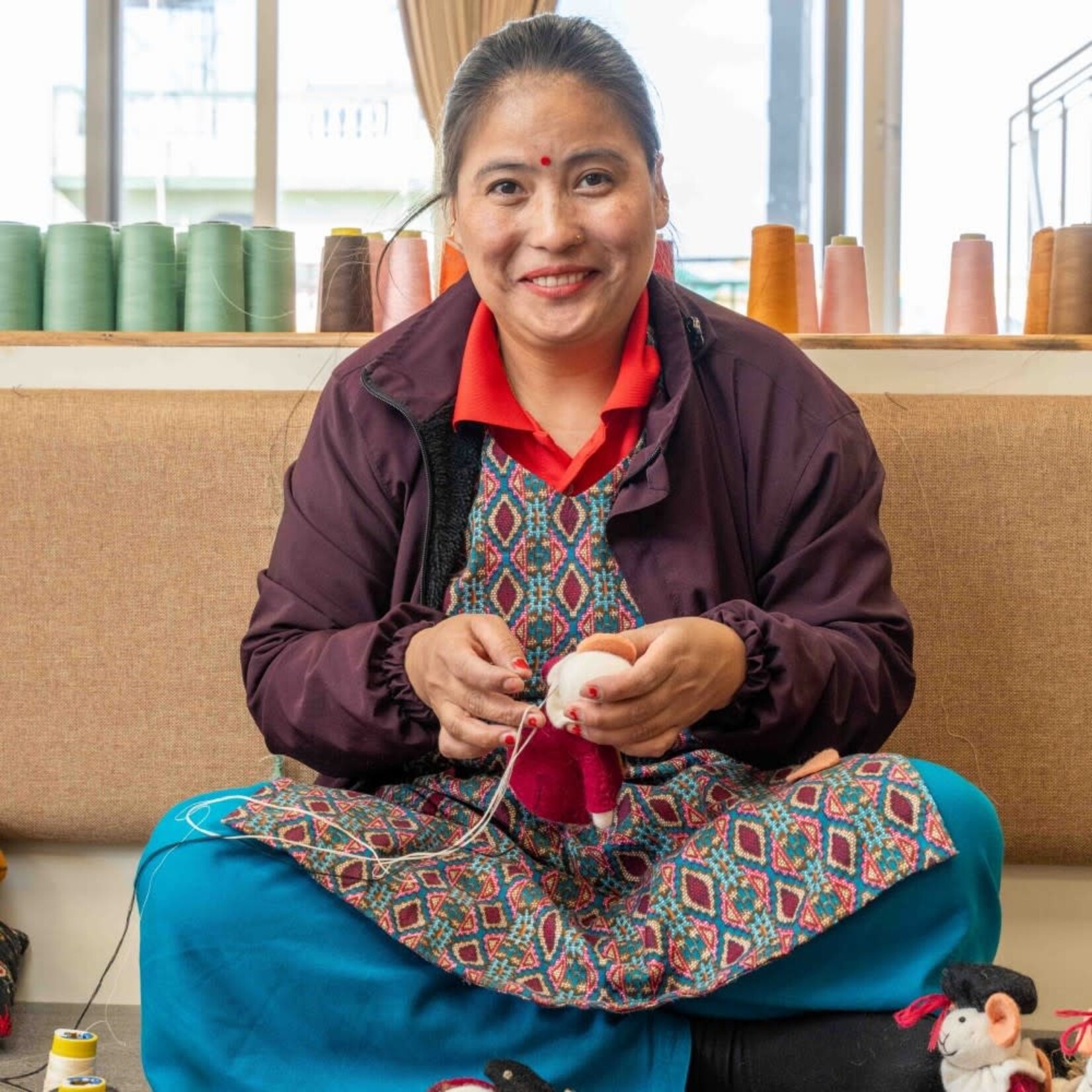 Fairmade Fairtrade voor Sjaal met Verhaal Sjaal met verhaal Sint Decoratie muis Cyclaam geklede piet 18 cm Handmade Fairmade in Nepal