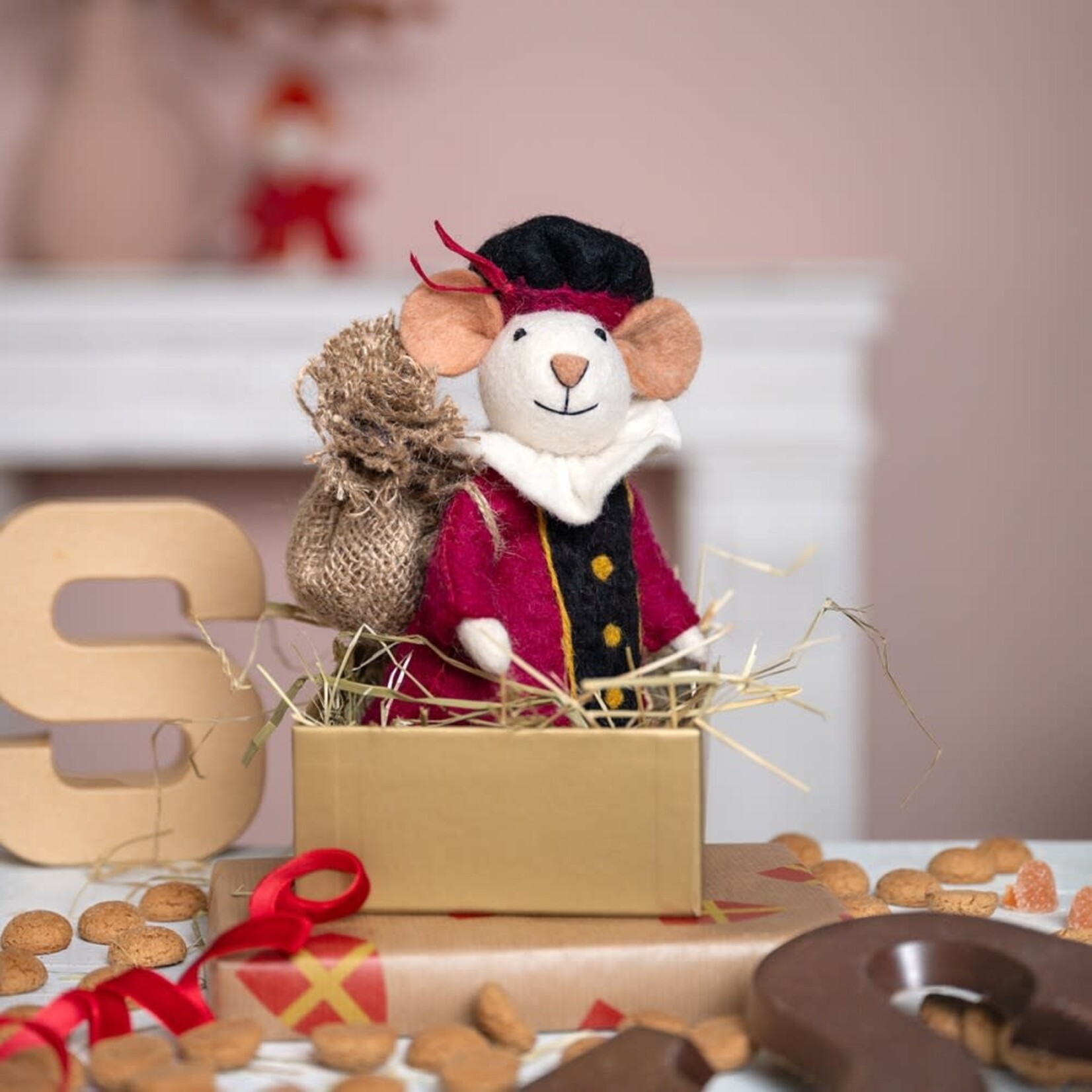 Fairmade Fairtrade voor Sjaal met Verhaal Sjaal met verhaal Sint Decoratie muis Cyclaam geklede piet 18 cm Handmade Fairmade in Nepal