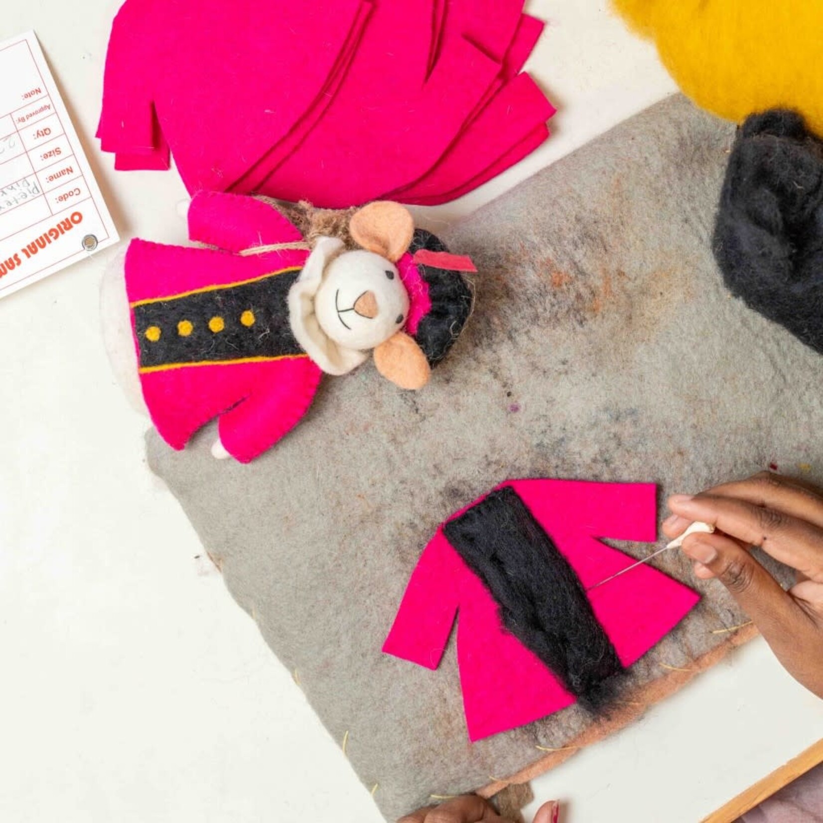 Fairmade Fairtrade Sint Decoratie muis Fuchsia geklede piet 18 cm Handmade Fairmade in Nepal