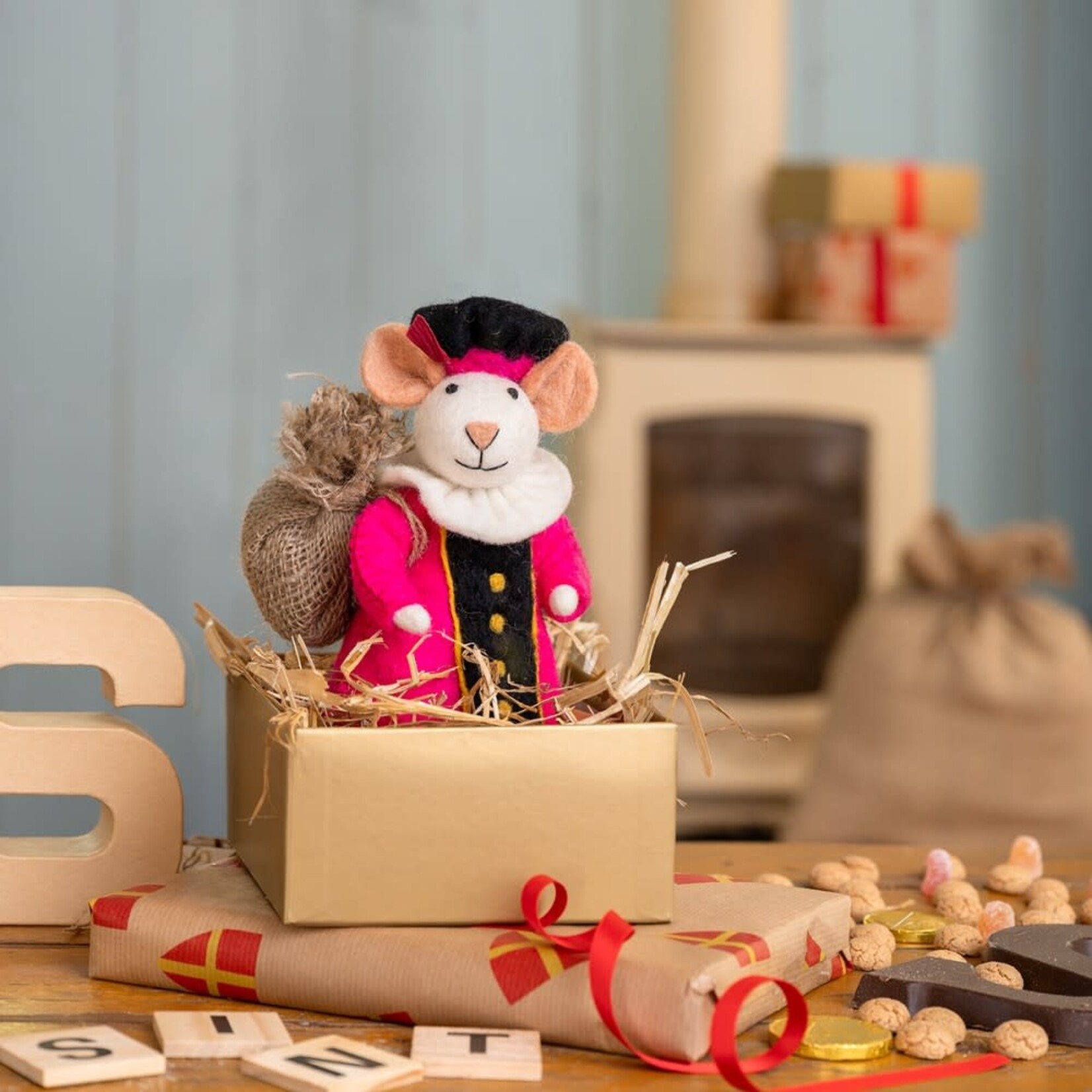 Fairmade Fairtrade Sint Decoratie muis Fuchsia geklede piet 18 cm Handmade Fairmade in Nepal