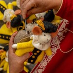 Fairmade Fairtrade voor Sjaal met Verhaal Sjaal met verhaal Sint Decoratie muis Geel geklede piet 18 cm Handmade Fairmade in Nepal