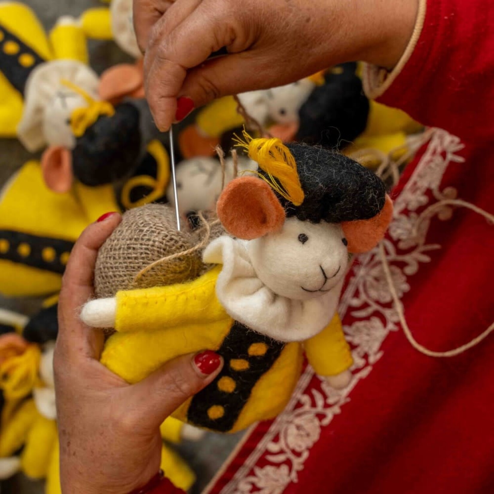 Sjaal met Verhaal Sjaal met verhaal Sint Decoratie muis Geel geklede piet 18 cm Handmade Fairmade in Nepal
