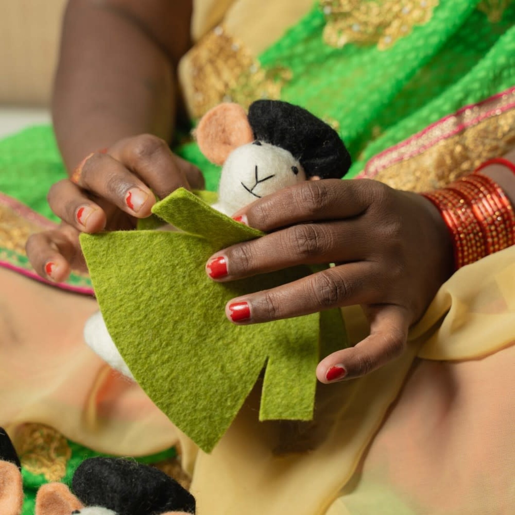 Sjaal met Verhaal Sjaal met verhaal Sint Decoratie muis Groen geklede piet 18 cm Handmade Fairmade in Nepal