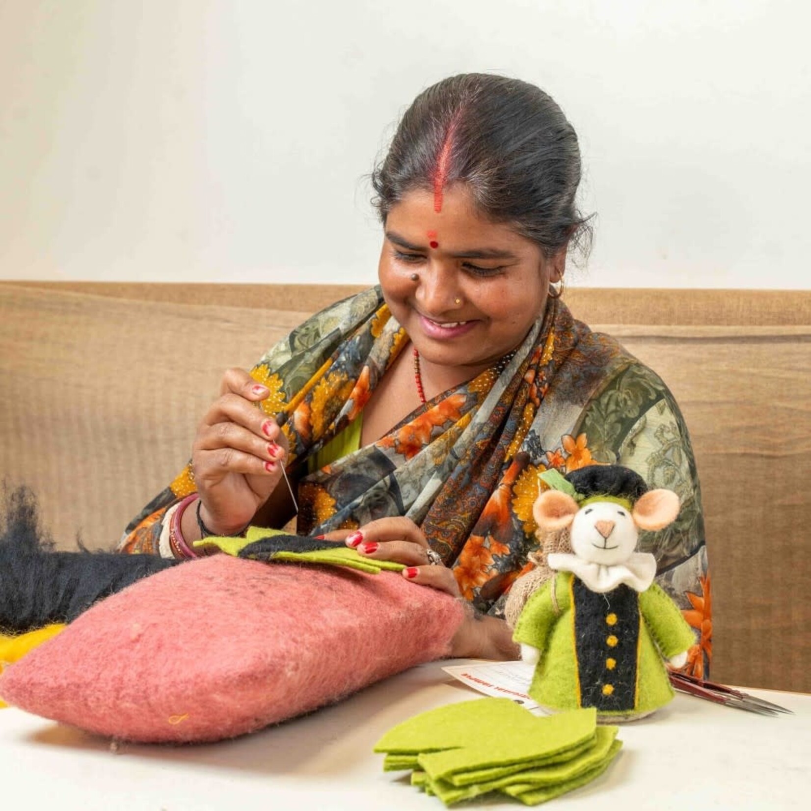Fairmade Fairtrade Sint Decoratie muis Groen geklede piet 18 cm Handmade Fairmade in Nepal