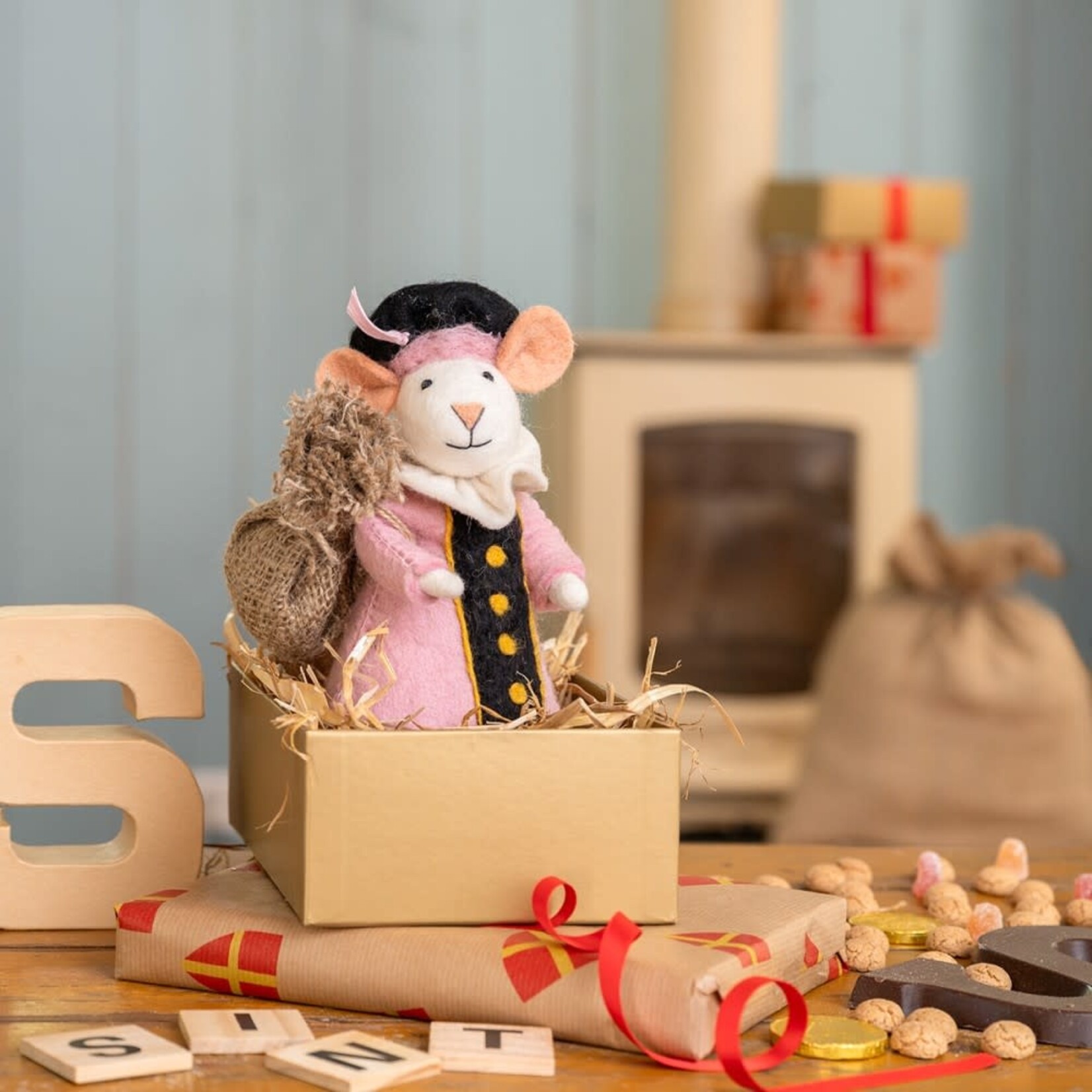 Fairmade Fairtrade voor Sjaal met Verhaal Sjaal met verhaal Sint Decoratie muis Licht Roze geklede piet 18 cm Handmade Fairmade in Nepal