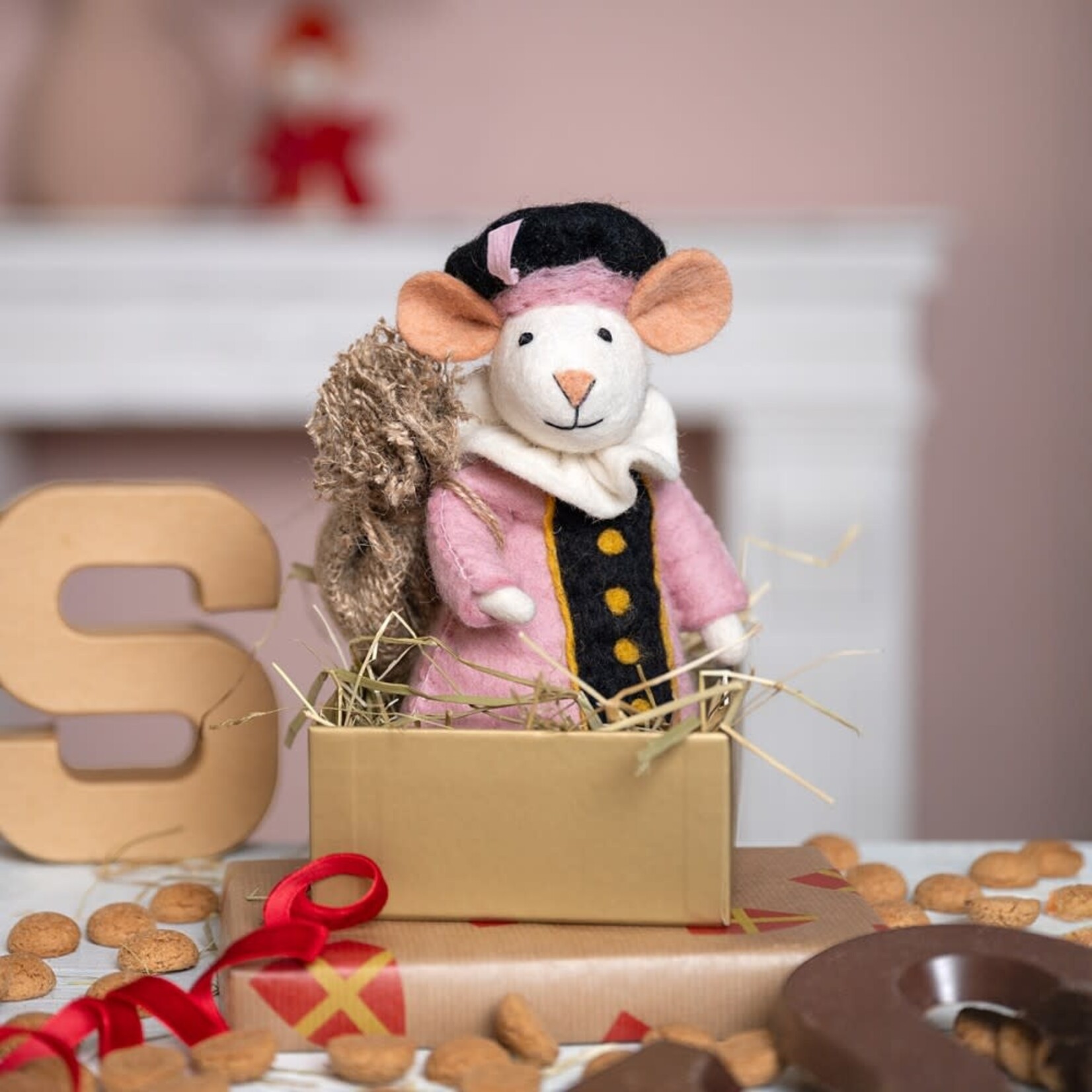 Fairmade Fairtrade Sjaal met Verhaal Sint Decoratie muis Licht Roze geklede piet 18 cm Handmade Fairmade in Nepal