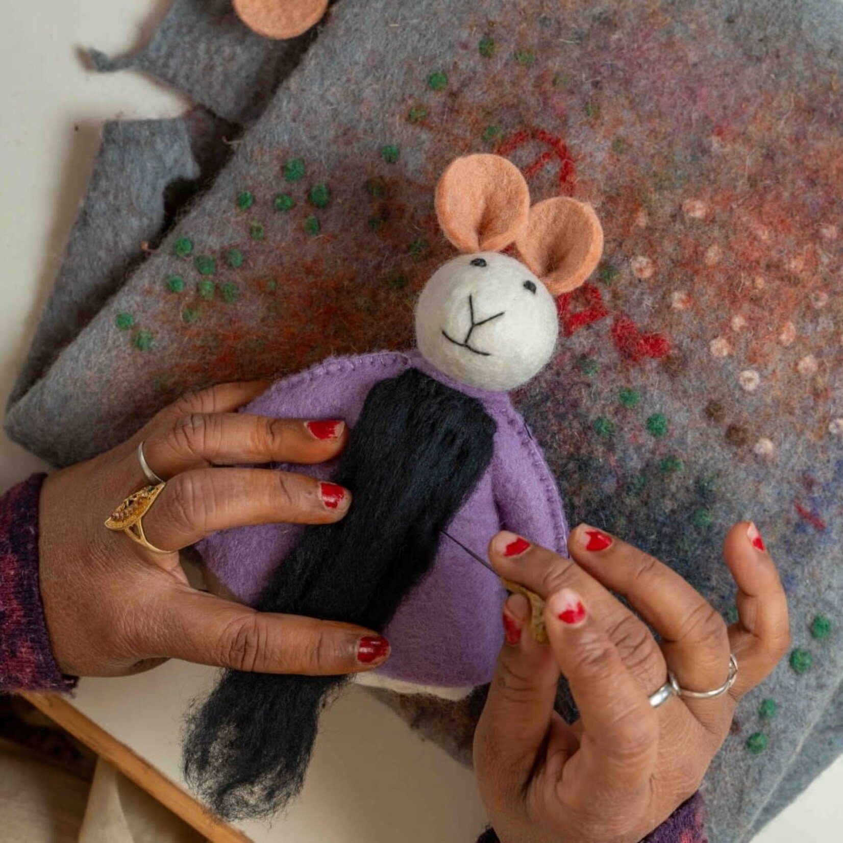 Fairmade Fairtrade Sint Decoratie muis Lila geklede piet 18 cm Handmade Fairmade in Nepal