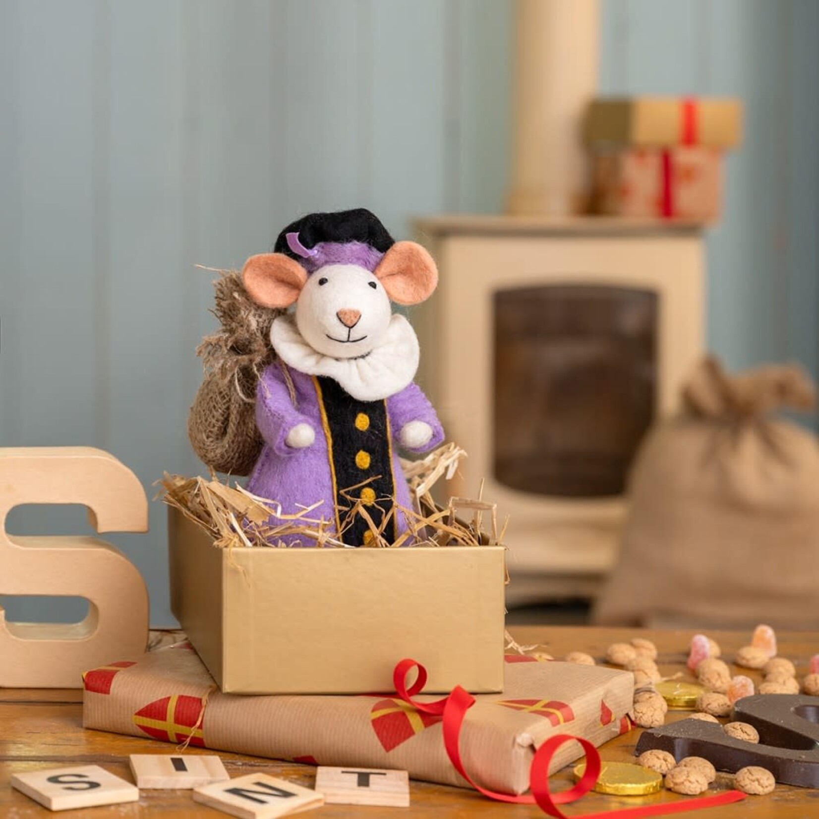 Fairmade Fairtrade voor Sjaal met Verhaal Sjaal met verhaal Sint Decoratie muis Lila geklede piet 18 cm Handmade Fairmade in Nepal