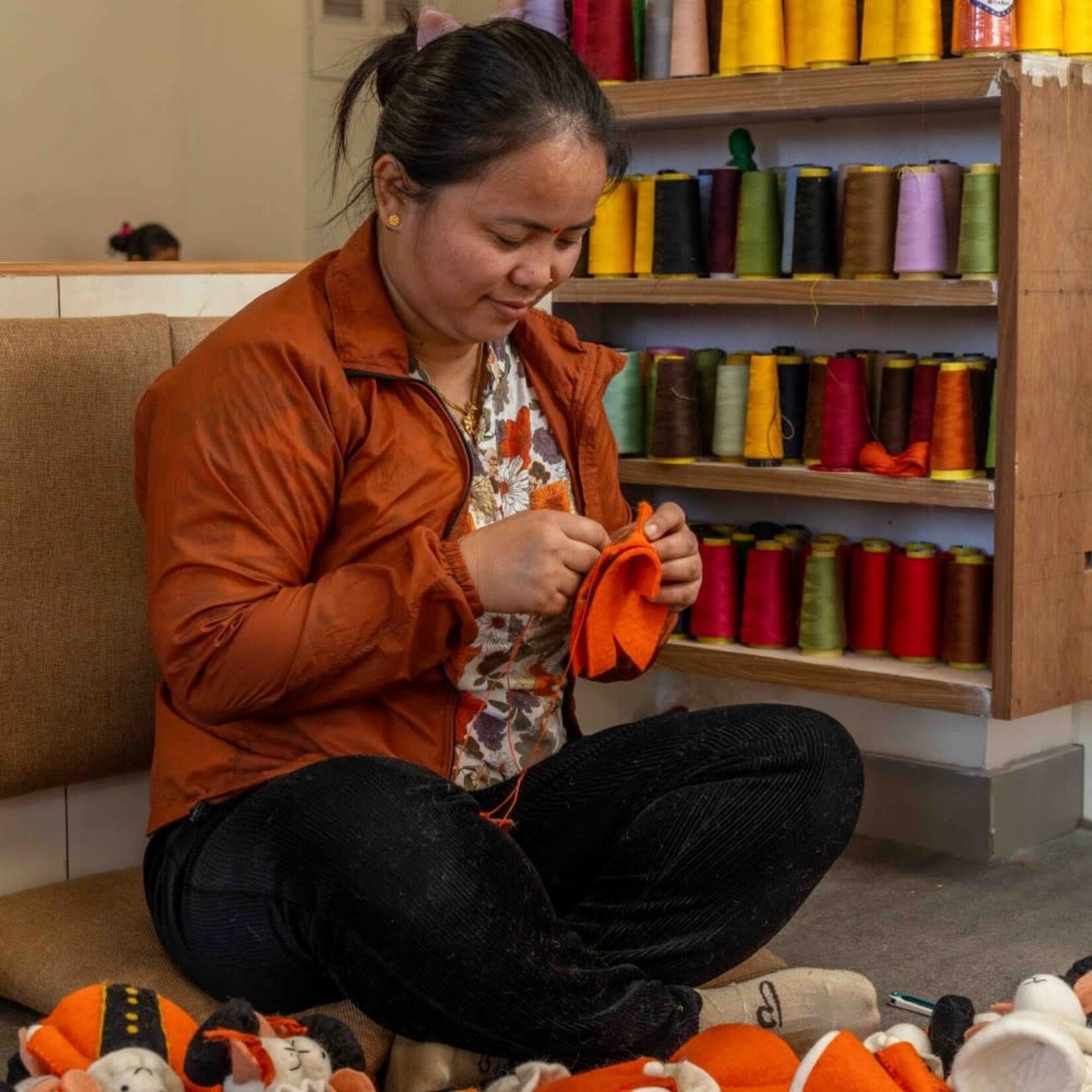 Fairmade Fairtrade Sint Decoratie muis Oranje geklede piet 18 cm Handmade Fairmade in Nepal