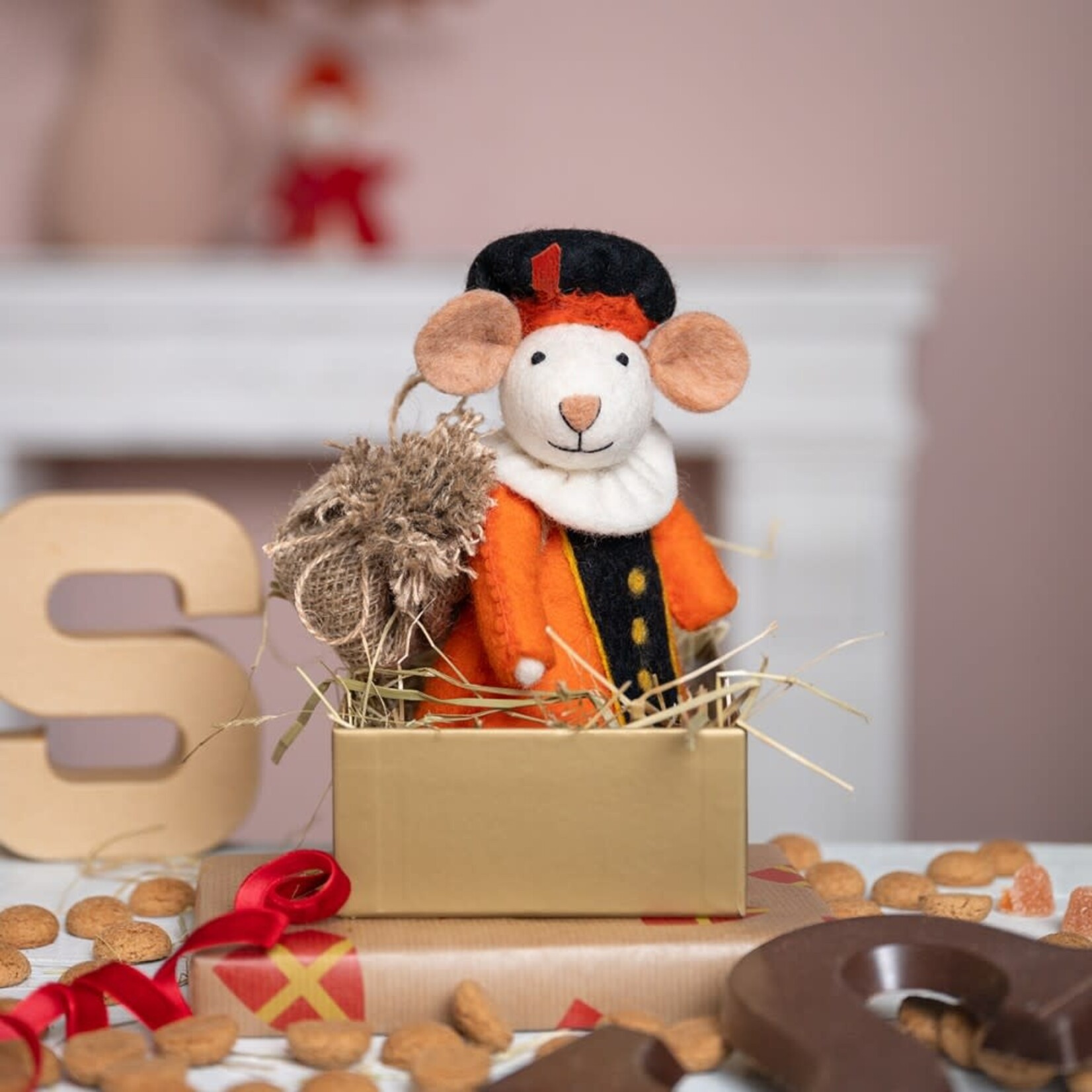 Fairmade Fairtrade Sint Decoratie muis Oranje geklede piet 18 cm Handmade Fairmade in Nepal