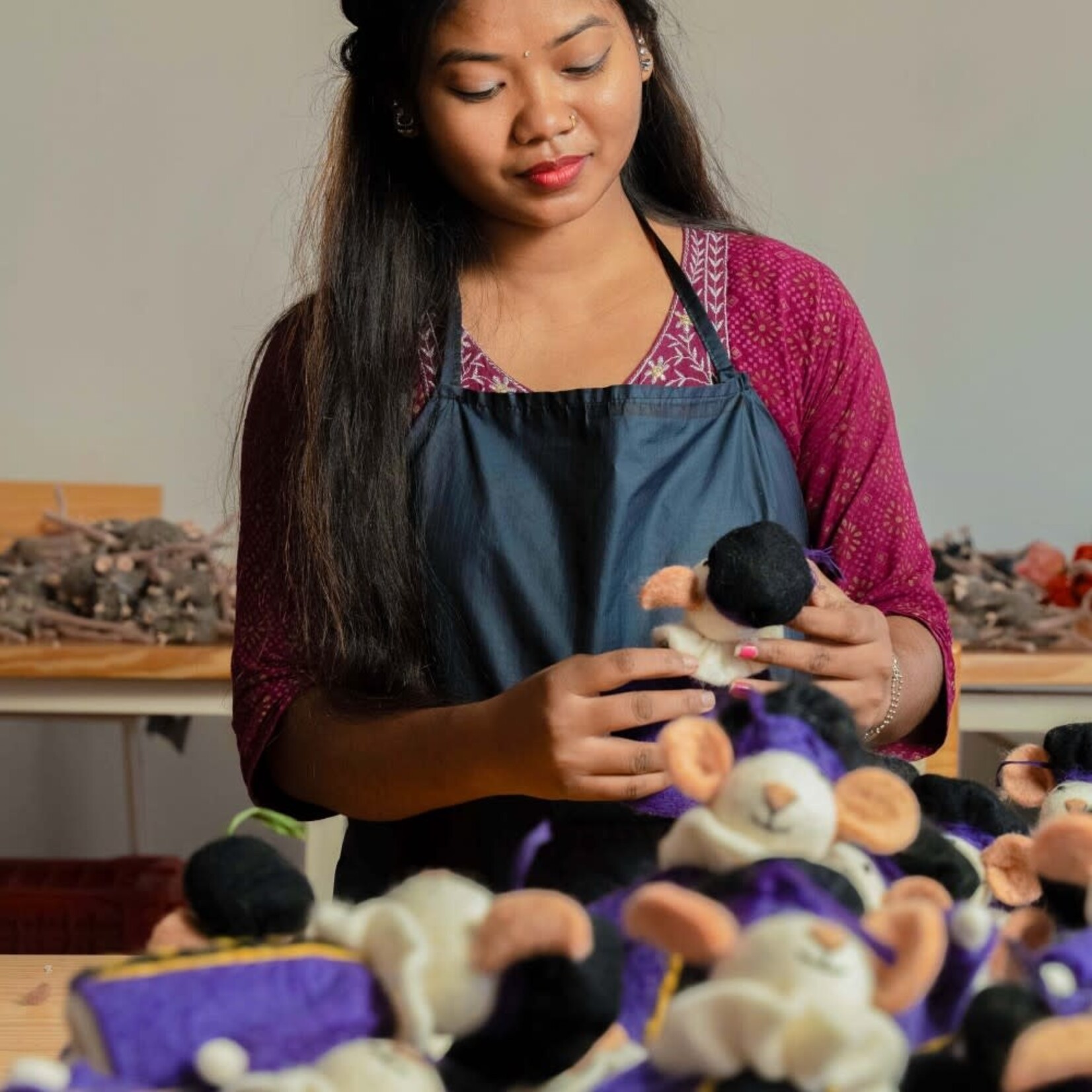 Fairmade Fairtrade Sjaal met Verhaal Sint Decoratie muis Paars geklede piet 18 cm Handmade Fairmade in Nepal