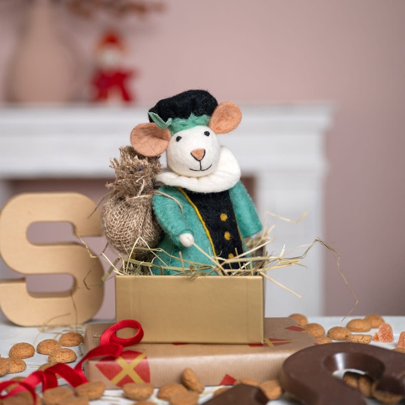 Fairmade Fairtrade Sjaal met Verhaal Sint Decoratie muis Turquoise geklede piet 18 cm Handmade Fairmade in Nepal