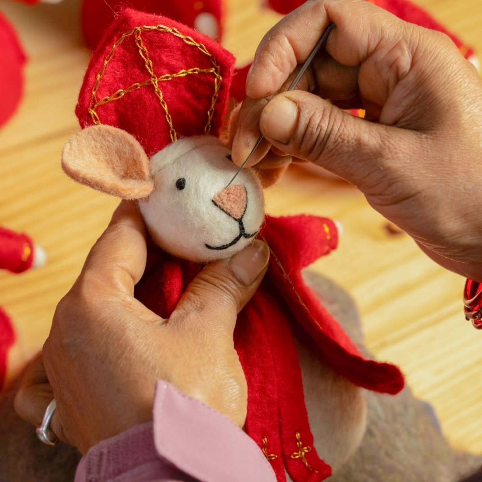 Fairmade Fairtrade Sjaal met Verhaal Sint Decoratie muis Sintermuis Sinterklaas 18 cm Handmade Fairmade in Nepal