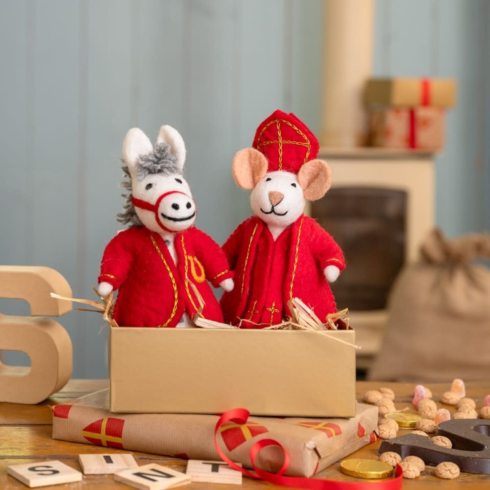 Fairmade Fairtrade Sjaal met Verhaal Sint Decoratie muis Sintermuis Sinterklaas 18 cm Handmade Fairmade in Nepal