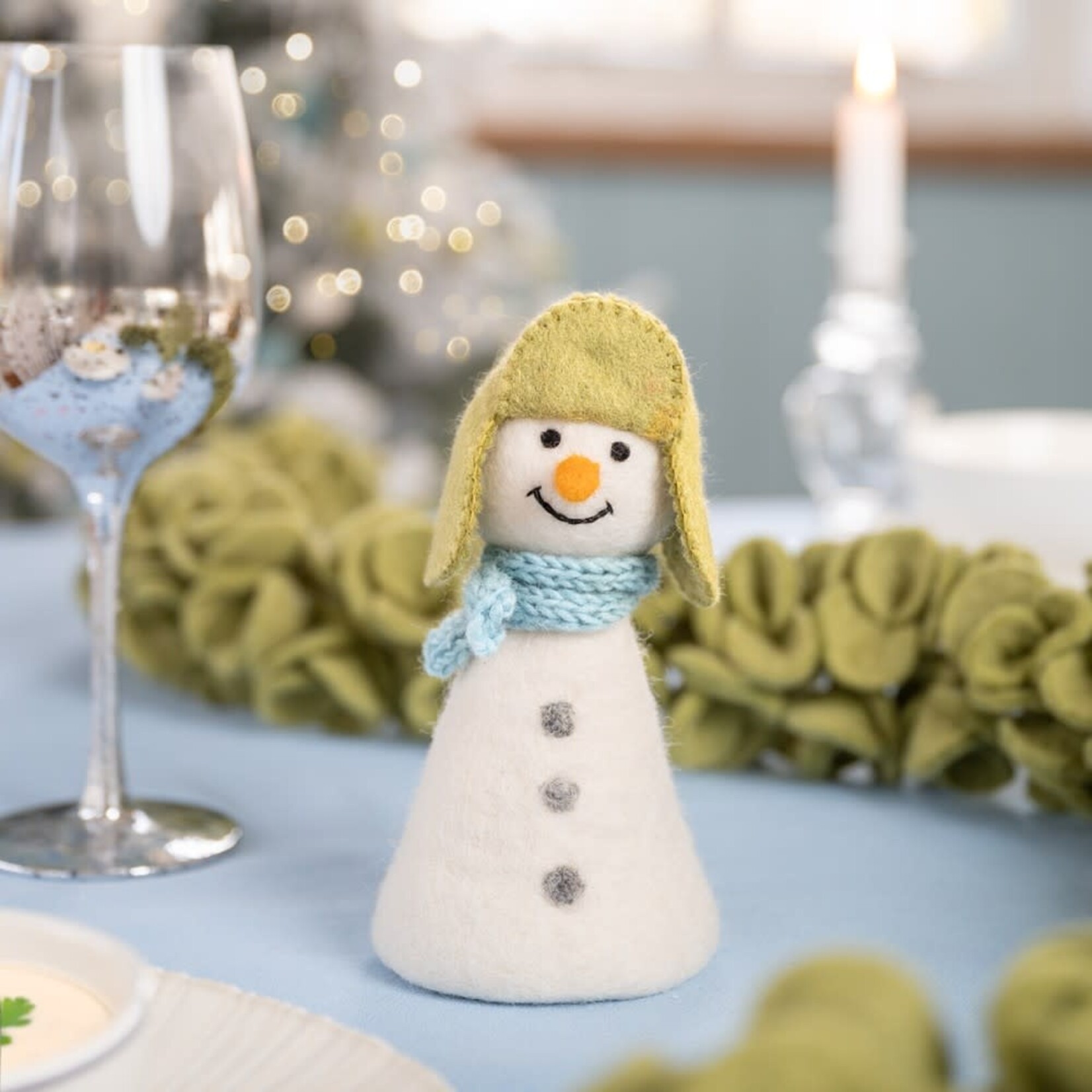 Fairmade Fairtrade Decoratie Sneeuwpop Winterwonderland ijsblauw 8x7x18 cm Handmade Fairmade in Nepal