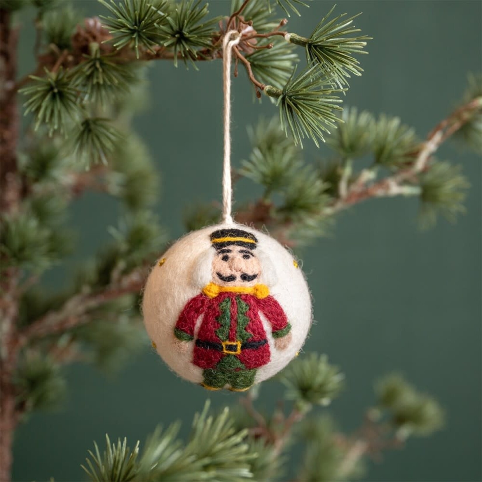 Fairmade Fairtrade Hanger kerstbal Bal Notenkraker 8 cm Fairmade Fairtrade handgemaakt in Nepal