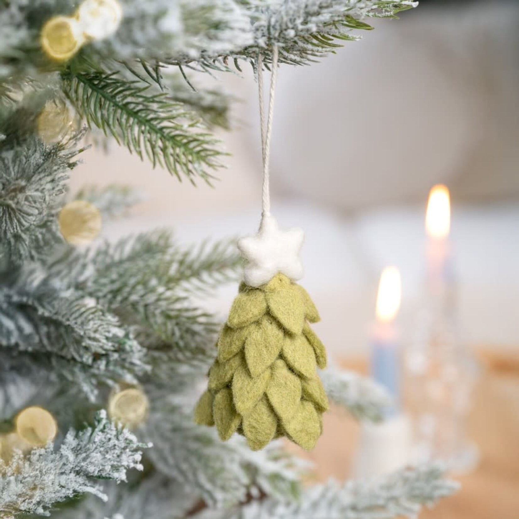 Fairmade Fairtrade voor Sjaal met Verhaal Sjaal met verhaal Hanger Kerstboom lichtgroen 6x4x9 cm Fairmade Fairtrade handgemaakt in Nepal