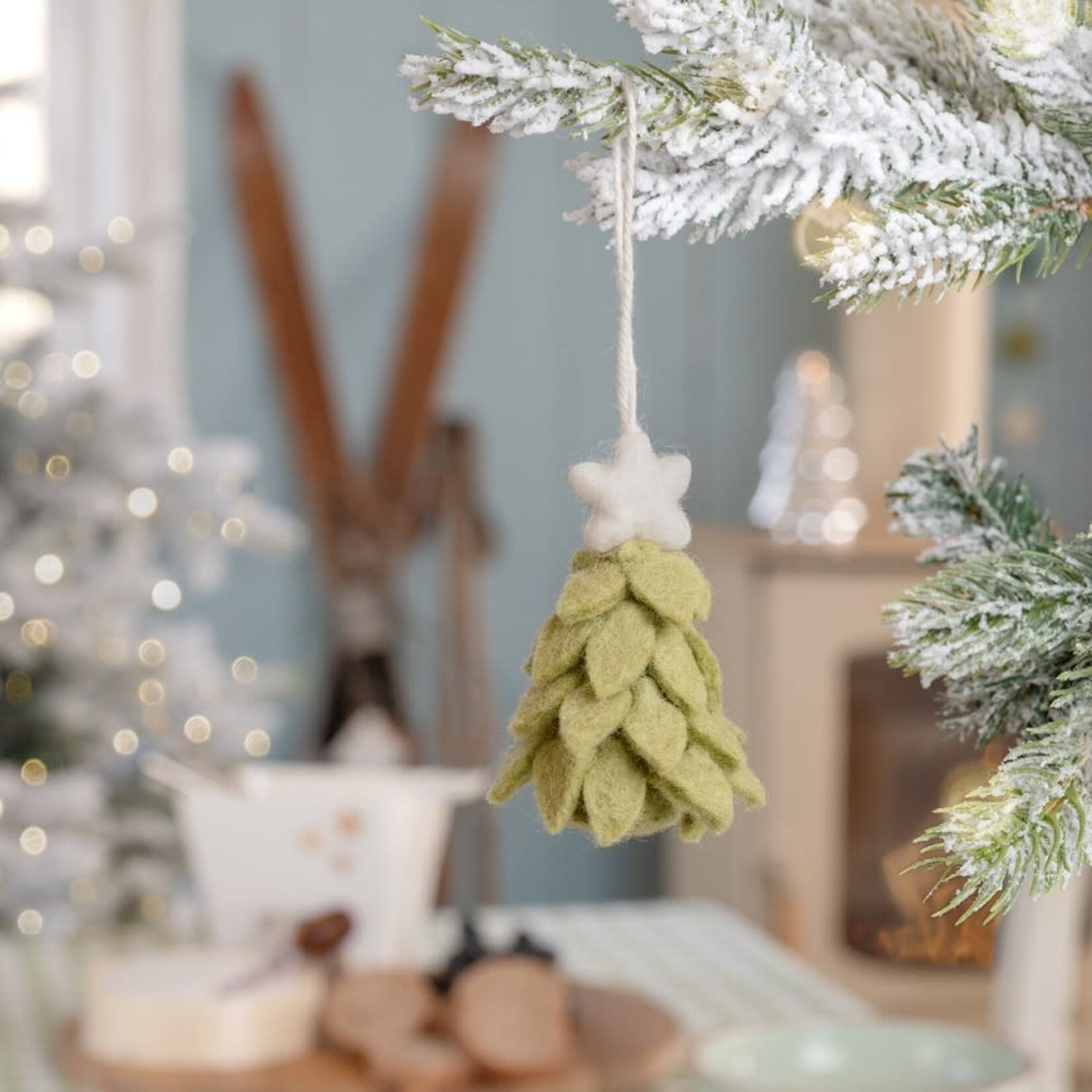 Sjaal met Verhaal Sjaal met verhaal Hanger Kerstboom lichtgroen 6x4x9 cm Fairmade Fairtrade handgemaakt in Nepal