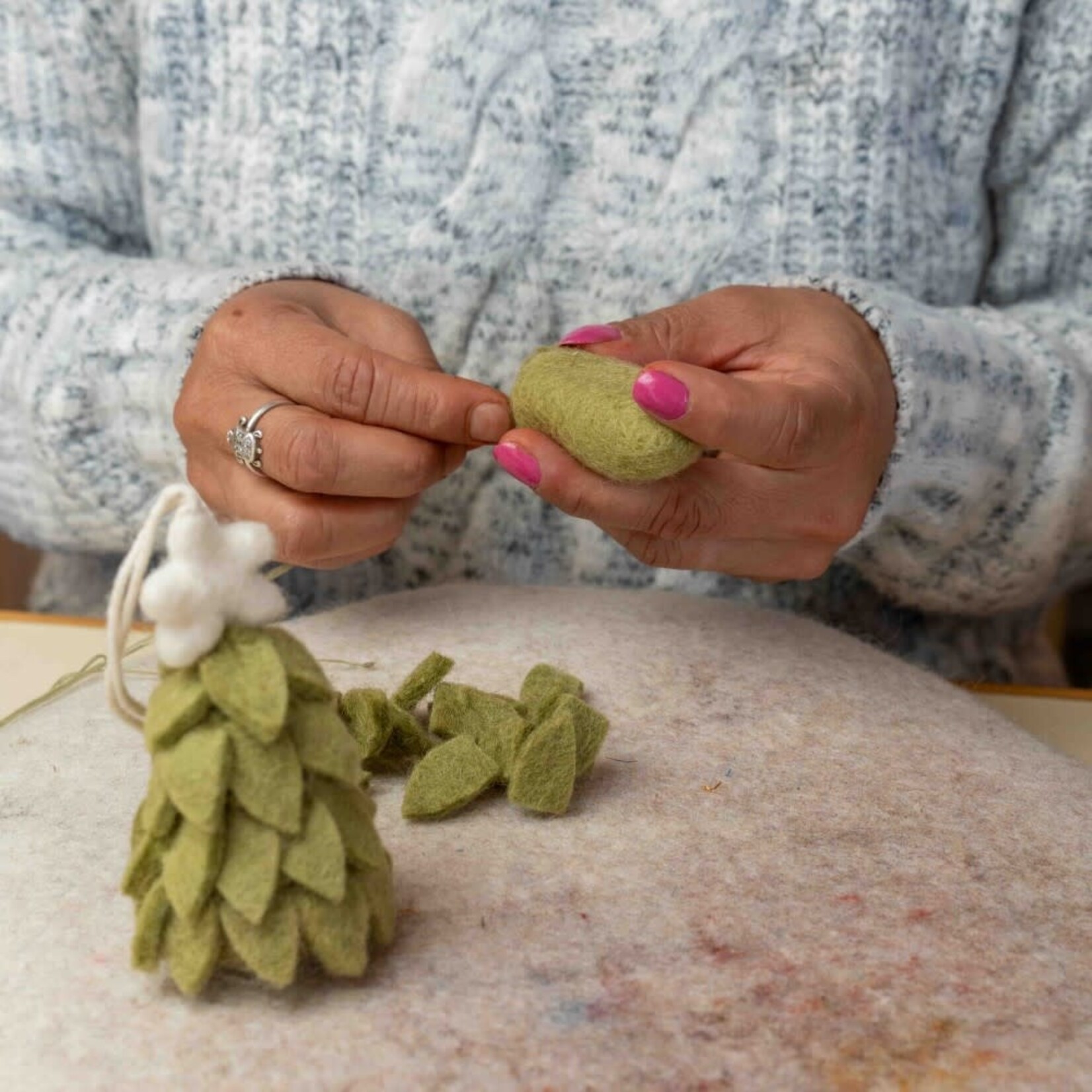 Sjaal met Verhaal Sjaal met verhaal Hanger Kerstboom lichtgroen 6x4x9 cm Fairmade Fairtrade handgemaakt in Nepal