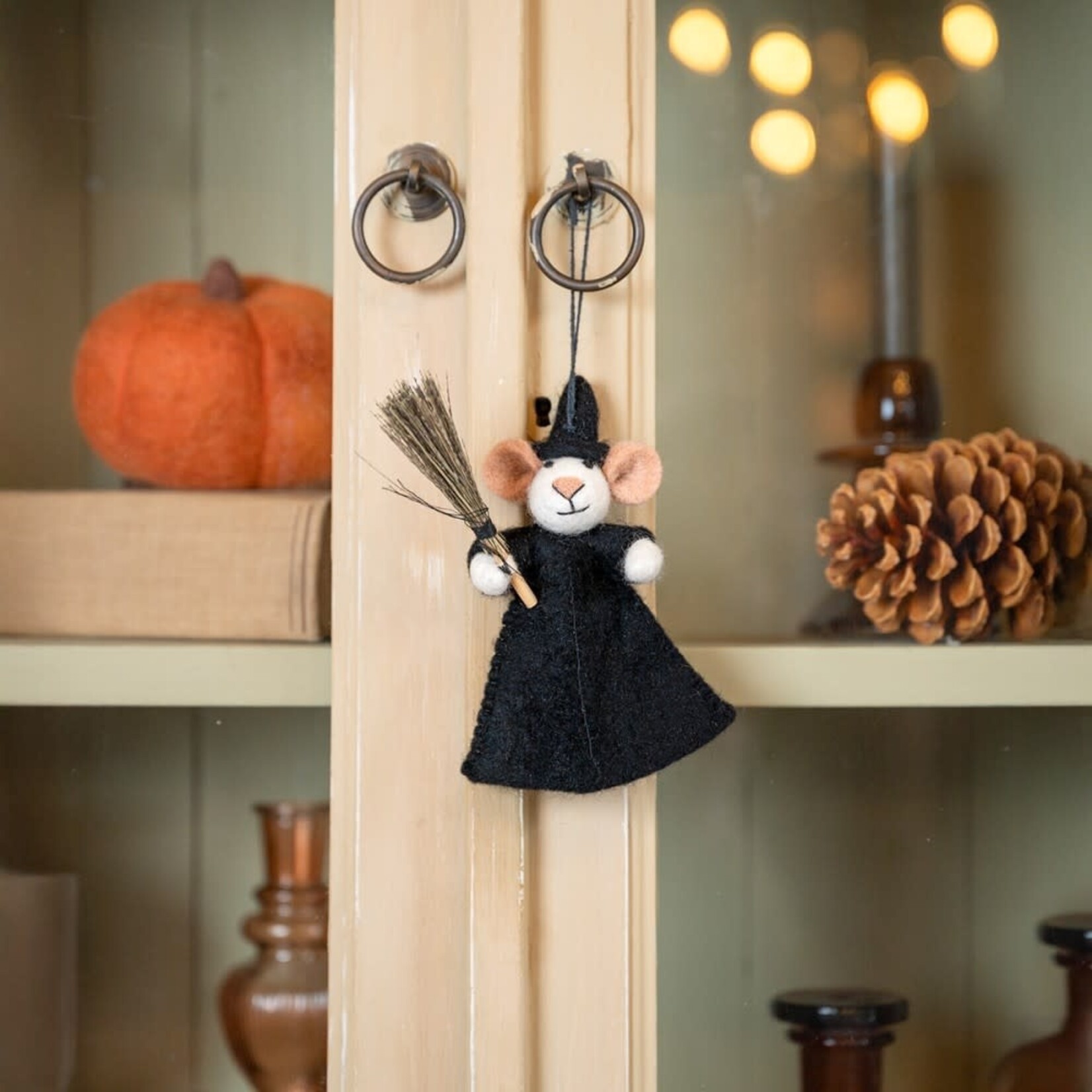 Fairmade Fairtrade voor Sjaal met Verhaal Hanger muis heks met bezem 12x8 cm Fairmade Fairtrade handgemaakt in Nepal