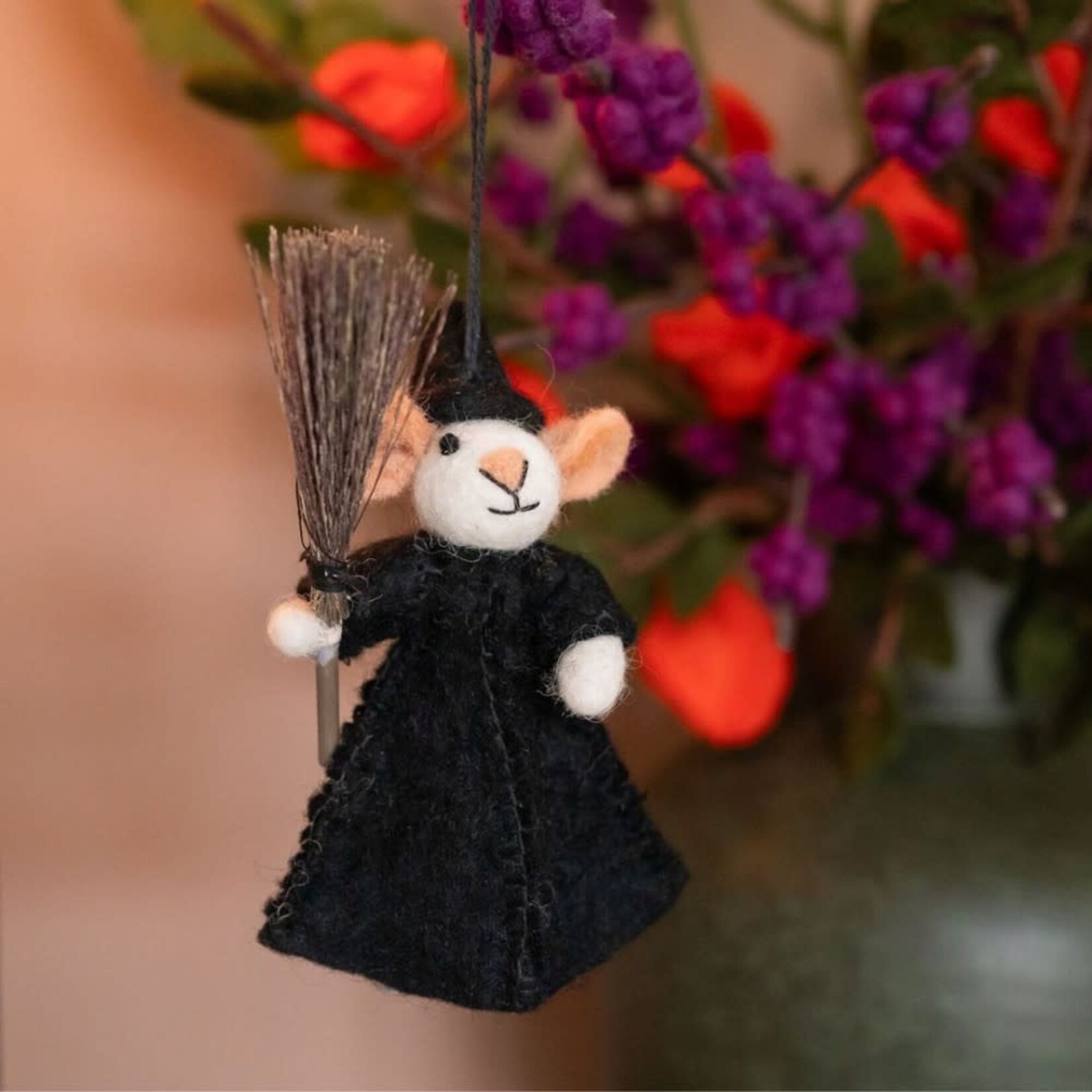 Sjaal met Verhaal Sjaal met verhaal Hanger muis heks met bezem 12x8 cm Fairmade Fairtrade handgemaakt in Nepal