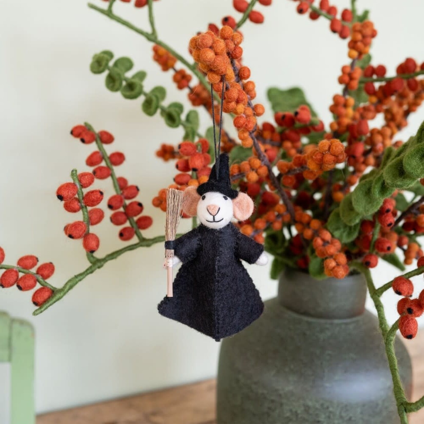 Fairmade Fairtrade voor Sjaal met Verhaal Hanger muis heks met bezem 12x8 cm Fairmade Fairtrade handgemaakt in Nepal