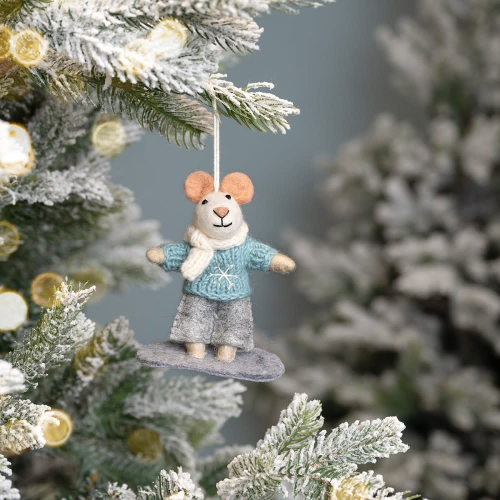 Fairmade Fairtrade Hanger muis Snowboarder 9x5x12 cm Fairmade Fairtrade handgemaakt in Nepal