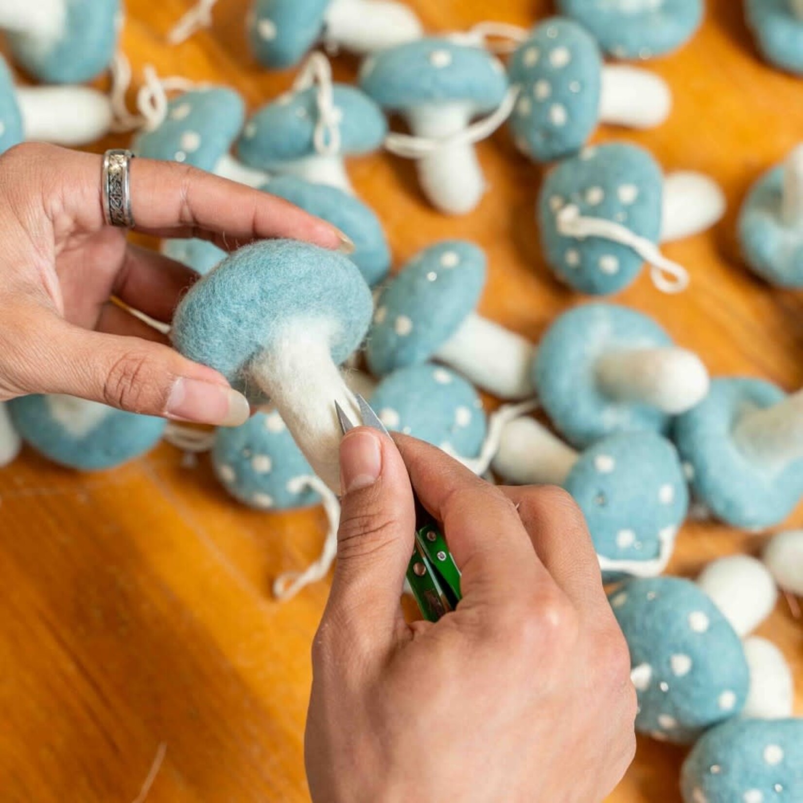 Fairmade Fairtrade voor Sjaal met Verhaal Sjaal met verhaal Hanger Paddenstoel ijsblauw Fairmade Fairtrade handgemaakt in Nepal