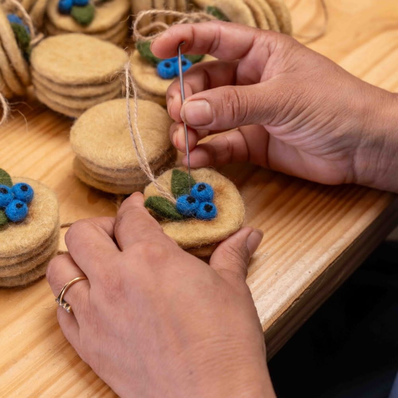 Sjaal met Verhaal Sjaal met verhaal Hanger Pancakes bes blauw Fairmade Fairtrade handgemaakt in Nepal