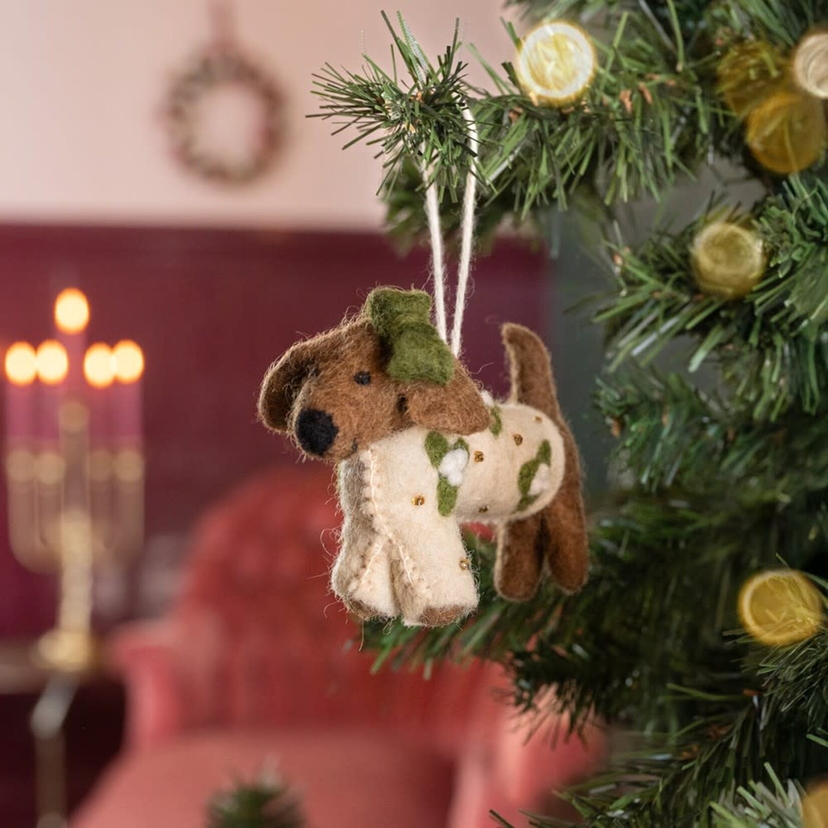 Fairmade Fairtrade Hanger Teckel met Creme kerstpakje  Fairmade Fairtrade handgemaakt in Nepal