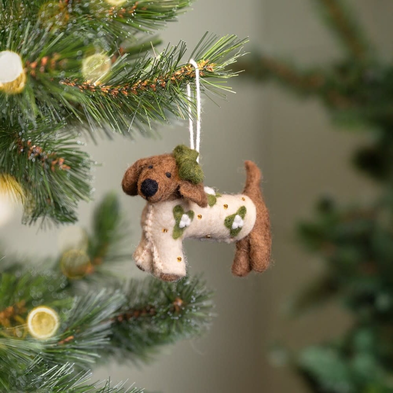 Fairmade Fairtrade Hanger Teckel met Creme kerstpakje  Fairmade Fairtrade handgemaakt in Nepal