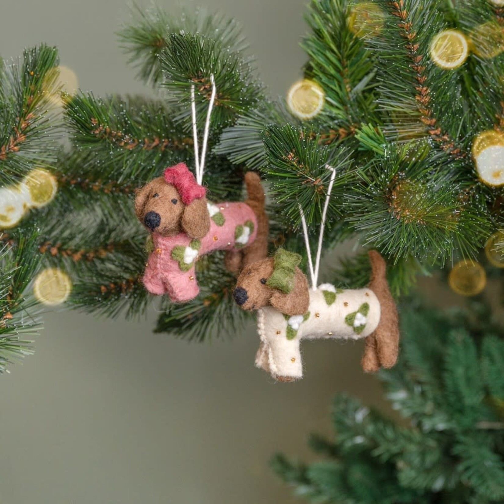 Fairmade Fairtrade Hanger Teckel met Creme kerstpakje  Fairmade Fairtrade handgemaakt in Nepal