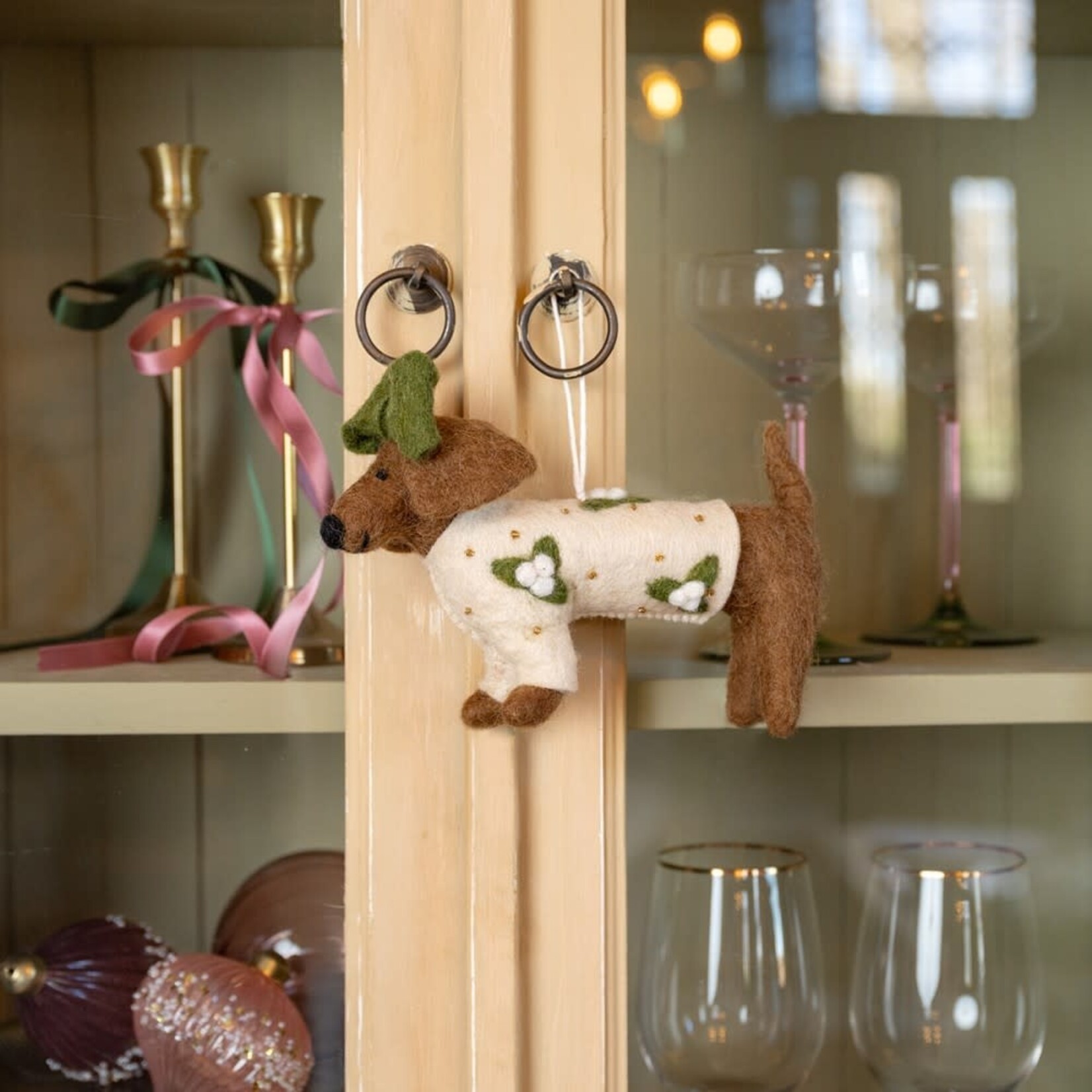Fairmade Fairtrade Hanger Teckel XL met Creme kerstpakje  Fairmade Fairtrade handgemaakt in Nepal