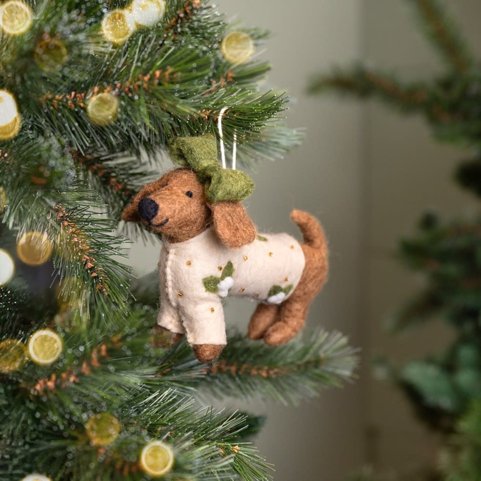 Fairmade Fairtrade Hanger Teckel XL met Creme kerstpakje  Fairmade Fairtrade handgemaakt in Nepal