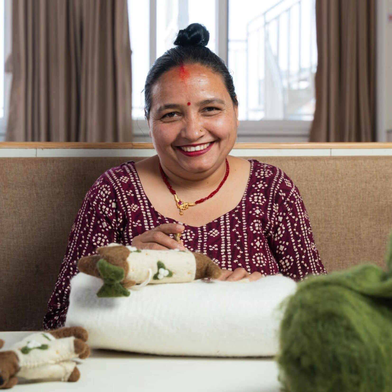 Sjaal met Verhaal Sjaal met verhaal Hanger Teckel XL met Creme kerstpakje  Fairmade Fairtrade handgemaakt in Nepal